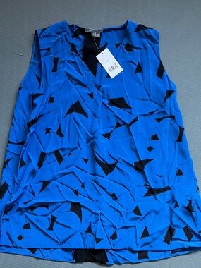 Vince Blue & Black Sleeveless V-Neck Geometric Print %100 silk tank.